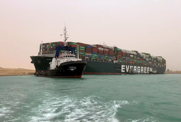 超大型货柜轮“长赐轮”（Ever Given）在苏伊士运河搁浅6天后成功重新浮起。