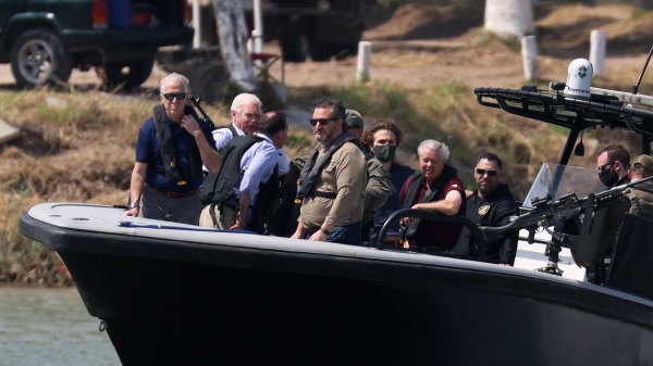 2021年3月26日，美国联邦参议员克鲁兹和格雷厄姆等乘坐德州公共安全艇视察美国南部边境。（图片来源：Joe Raedle/Getty Images）