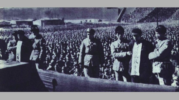 1952年2月10日刘青山（左面挂牌者）和张子善（右面挂牌者）在保定人民体育场被公审