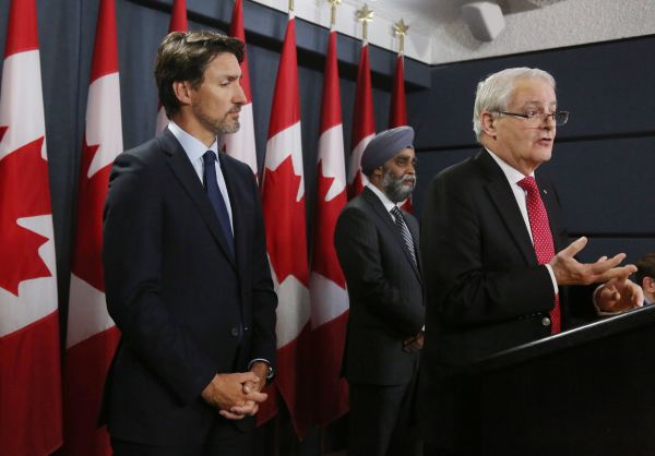 2020年1月8日，时任交通部长的马克·加诺（右）与加拿大总理特鲁多出席新闻发布会。