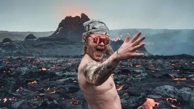 爆红！冒险者裸体火岩堆里拍摄成网红