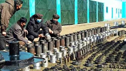 2月9日，朝鲜官媒公开了江东郡烽火协同农场照片，并声称该地区有30多辆拖拉机、货车，以及几千个农机械零部件