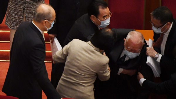 中共人大会议3月5日开幕，香港特区政府前行政长官董建华在离场时突然在台上跌倒。