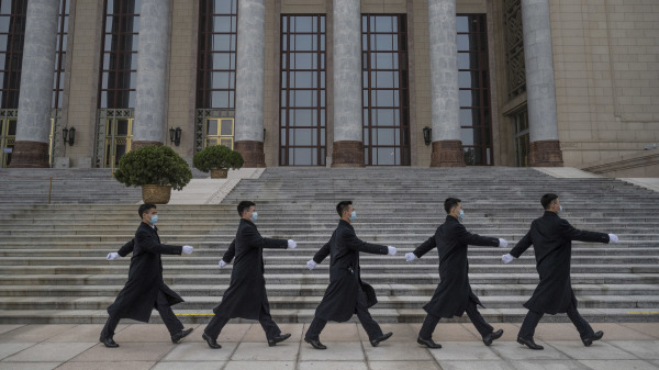 遼寧省瀋陽市 一社保局保安 態度不少推搡避寒民眾在網路上執傳，中共製下的保安
