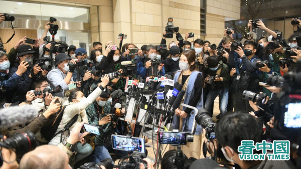 获释后的杨雪盈见场外记者。（图片来源：天灯/看中国）