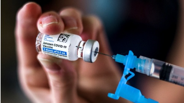 图为一剂武汉肺炎病毒疫苗。（图片来源：Michael Ciaglo/Getty Images） 