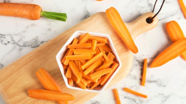 胡萝卜含有的胡萝卜素有养肝护肝的功效，肝脏健康也可以降低胆固醇水平。