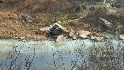 近日，网曝陕西宜川县集义镇一橡胶手套厂将生产的污水通过暗道排入河道，最终流入黄河。（图片来源：微博）