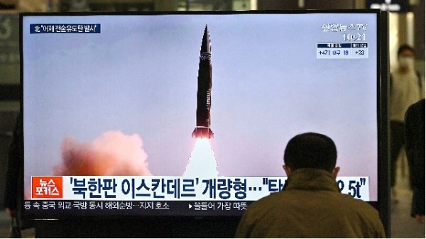 2021年3月26日，首尔的Suseo火车站的电视上播正报朝鲜最新进行导弹测试的新闻。