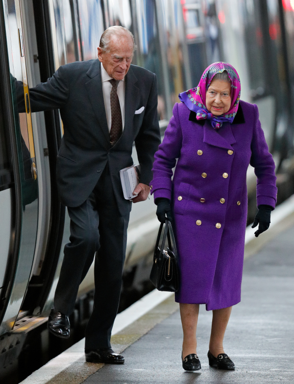 爱丁堡公爵伊丽莎白二世和菲利普亲王在从伦敦国王十字车站乘火车后，到达了金恩林车站