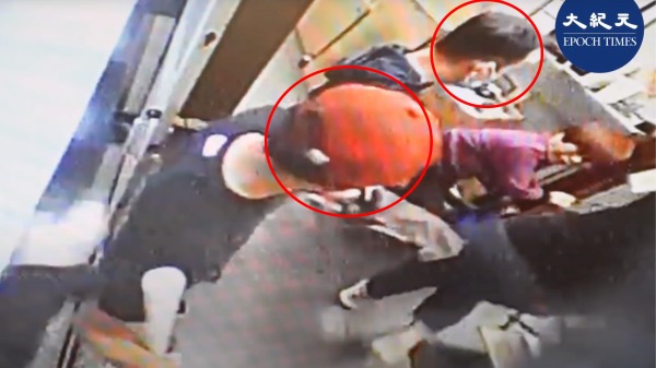 闭路电视画面显示，歹徒闯入时用力推撞印刷厂员工，戴红帽歹徒疑手持长铁鎚。（图片来源：视频截图）