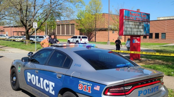 美國警方說，週一（4月12日）在田納西州諾克斯維爾的一所高中發生了槍擊事件，多人受傷，其中包括一名警官。目前尚未有死亡的報告。