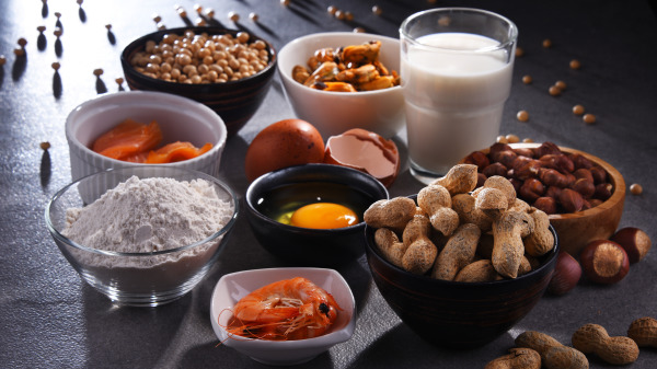 飲食均衡攝取，選擇全穀根莖類，魚肉、黃豆製品、雞蛋等。