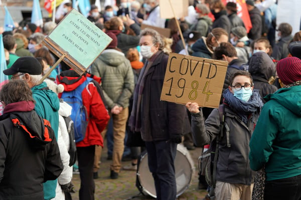 2020年11月21日，法國抗議者手舉Covid1984標語牌，抗議政府提出的全球安全法草案。