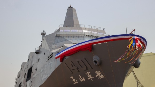 台灣自製之萬噸級新兩棲船塢運輸艦之原型艦，已經完成了各武器裝備系統之艤裝作業，且以台灣最高峰「玉山」命名。