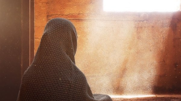 塔利班（Taliban）统治期间妇女在公共场所必须戴面纱和头巾。
