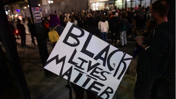 2021年4月13日晚，黑命贵组织在美国宾州费城游行抗议20岁非裔男子被明州警察射杀。（图片来源：Mark Makela/Getty Images）
