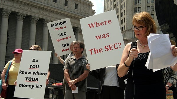 2009年6月29日，臭名昭著的马多夫（Bernard Madoff）在纽约被审判期间，向美国证券交易委员会（SEC）请愿的民众集会。