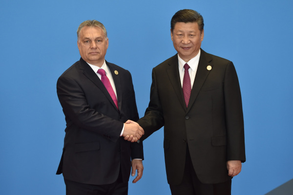 2017年5月15日，在北京舉行的「一帶一路」論壇歡迎儀式上，匈牙利總理歐爾班與習近平握手。