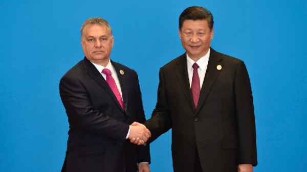 2017年5月15日，在北京舉行的「一帶一路」論壇歡迎儀式上，匈牙利總理歐爾班與習近平握手。