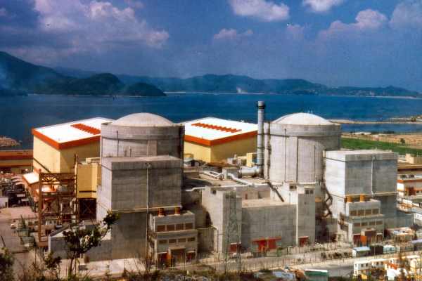 距离香港50公里的大亚湾核电厂。（IAEA Imagebank/Wikipedia/CC BY-SA 2.0）