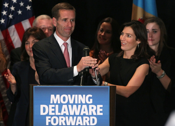 2010年11月2日，美国司法部长拜登（L）在特拉华州威尔明顿举行的民主党胜利派对上与妻子哈莉・拜登一起庆祝他获胜。拜登在竞选特拉华州司法部长时战胜了独立候选人道格・坎贝尔。