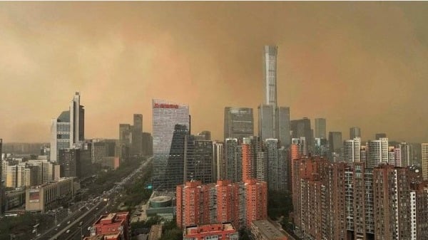 15日，大陆北方等多地受沙尘暴侵袭，北京不仅打雷还下“泥点子”（图片来源：网络）