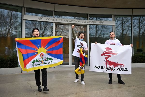 国际西藏网的活动人士在国际奥委会总部前举着西藏国旗，呼吁世界各国领导人抵制北京2022年冬奥会。