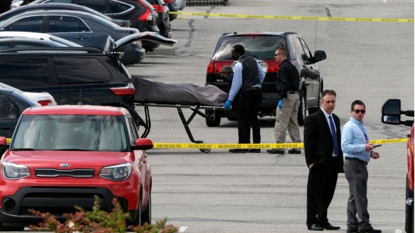 2021年4月16日，美国印第安纳波利斯联邦快递 FedEx发生特大枪案至少8人死亡，图为警察将枪案受害人尸体抬入车内。（图片来源：JEFF DEAN/AFP via Getty Images）