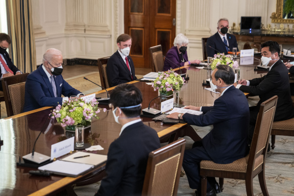 2021年4月16日，美國總統拜登和日本首相菅義偉在白宮的國家餐廳舉行雙邊會議。2(16:9)