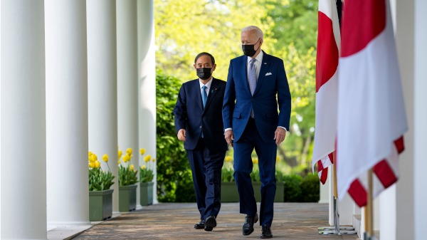 2021年4月16日，美国总统拜登和日本首相菅义伟在华盛顿首次会晤