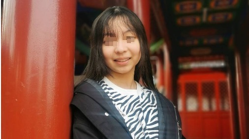 近期，郑州实验外国语中学八年级一名女学生因为被同学两次举报带手机到学校，而后跳楼身亡（图片来源：胡晃微博）