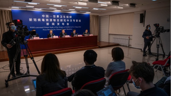 2021年3月31日，世卫联合专家组中方专家在北京召开有关世卫病毒溯源报告发布会（图片来源：Kevin Frayer/Getty Images）