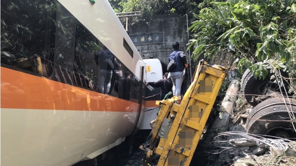 4月2日，台湾发生太鲁阁号列车出轨重大事故，造成51人身亡。（图片来源：中央社）