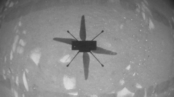 美国国家航空航天局（NASA）研发的直升机成为成功在另一个星球–火星上飞行的第一架飞机。这也是在另一颗行星上进行的受控飞行的第一次实例。图为2021年4月19日，NASA的“创造者号”火星直升机在将自身悬停在火星表面上时拍摄的照片。