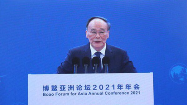 在博鳌亚洲论坛开幕式上，中共国家副主席王岐山称自己只是“临时主持人”，替习近平报幕。