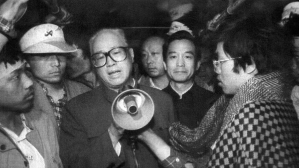 1989年5月19日凌晨，温家宝以中共中央办公厅主任的身分，陪同总书记赵紫阳到天安门广场劝慰学生停止绝食。