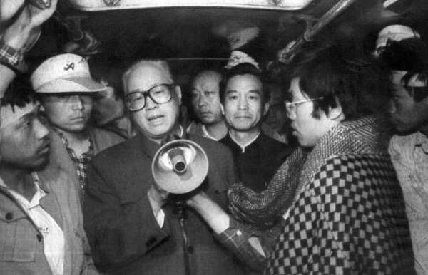 1989年5月19日凌晨，趙紫陽到天安門廣場勸慰學生停止絕食。