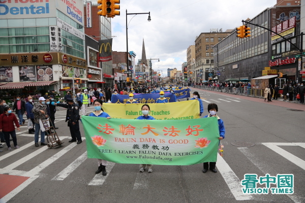 紐約地區的一千多名法輪功學員，在紐約法拉盛舉行大遊行和集會，紀念四二五和平上訪22週年