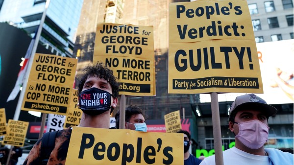 2021年4月20日，在前明尼苏达警察沙文(Derek Chauvin)被宣判三项谋杀罪成后，示威者在纽约时代广场抗议。 （图片来源：TIMOTHY A. CLARY/AFP via Getty Images)