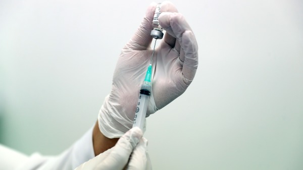 目前香港累计有21人接种疫苗后死亡，其中17人接种科兴，4人接种复必泰。示意图。（图片来源：Getty Images）