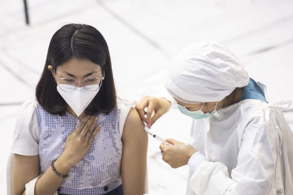 一名泰国女子在接种疫苗