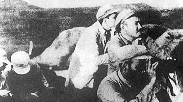 1949年，许世友在进攻长山列岛的前沿指挥阵地上
