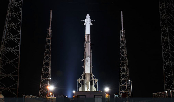 图为马斯克（Elon Musk）的私人商业火箭公司SpaceX的可回收再使用的“猎鹰9号”（Falcon 9）发射火箭。（图片来源：免费图片/NASA）