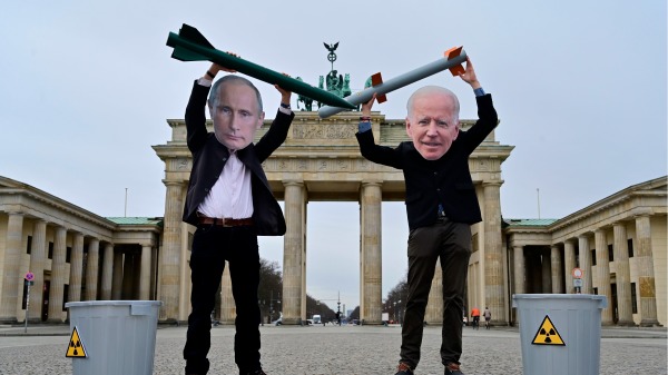 2021年1月29日，和平活動人士頭戴普京與拜登面具在德國柏林呼籲繼續裁減核武。