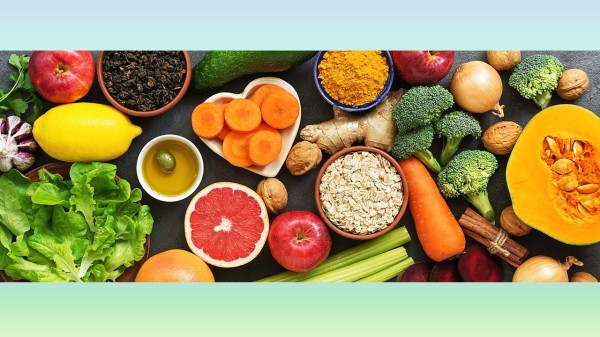 三餐应以高维生素、高膳食纤维的食物为主，比如蔬果类、粗粮类、豆类。