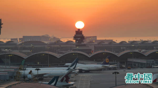 圖為香港國際機場。（攝影：龐大衛/看中國）