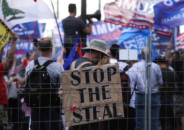图为2020年11月7日，川普总统支持者在亚利桑那州凤凰城集会打出“停止窃选”的牌子，抗议民主党和拜登舞弊。 