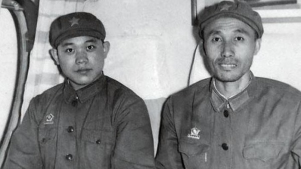 图为林彪内勤陈占照（左）和李文普（右）在飞机上。