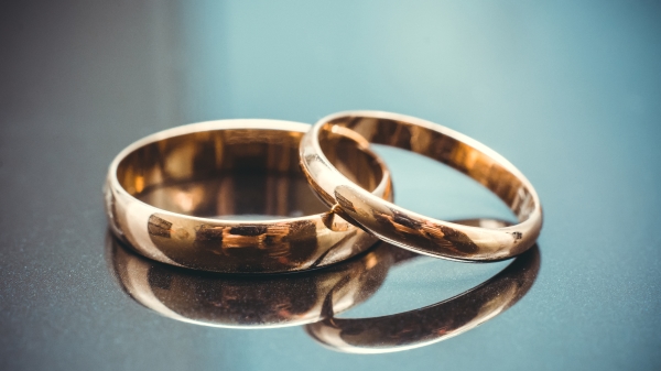 兩個傳統的婚禮金訂婚戒指特寫